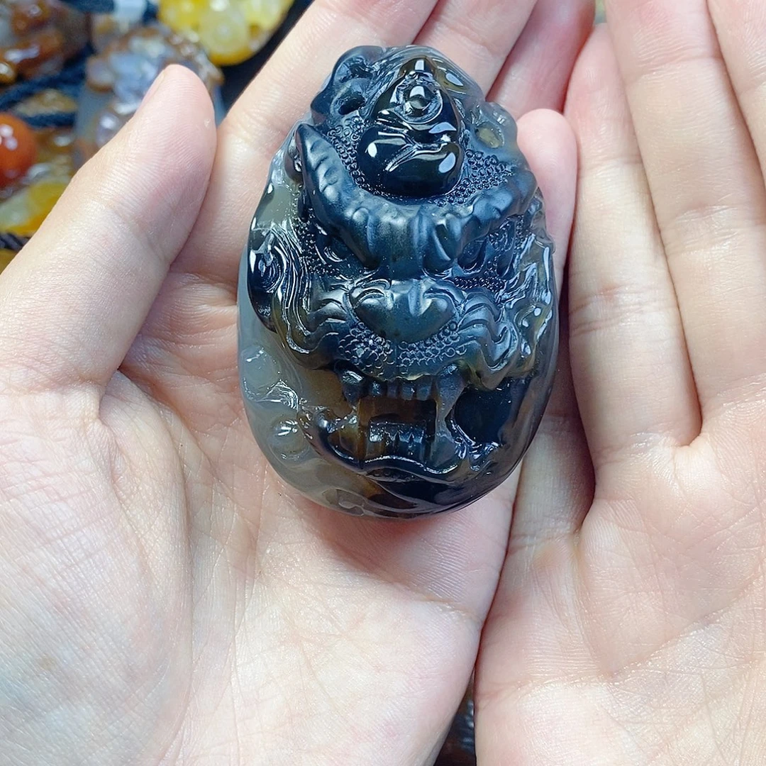 冠***中玛瑙/玉髓未镶嵌珠宝奇石