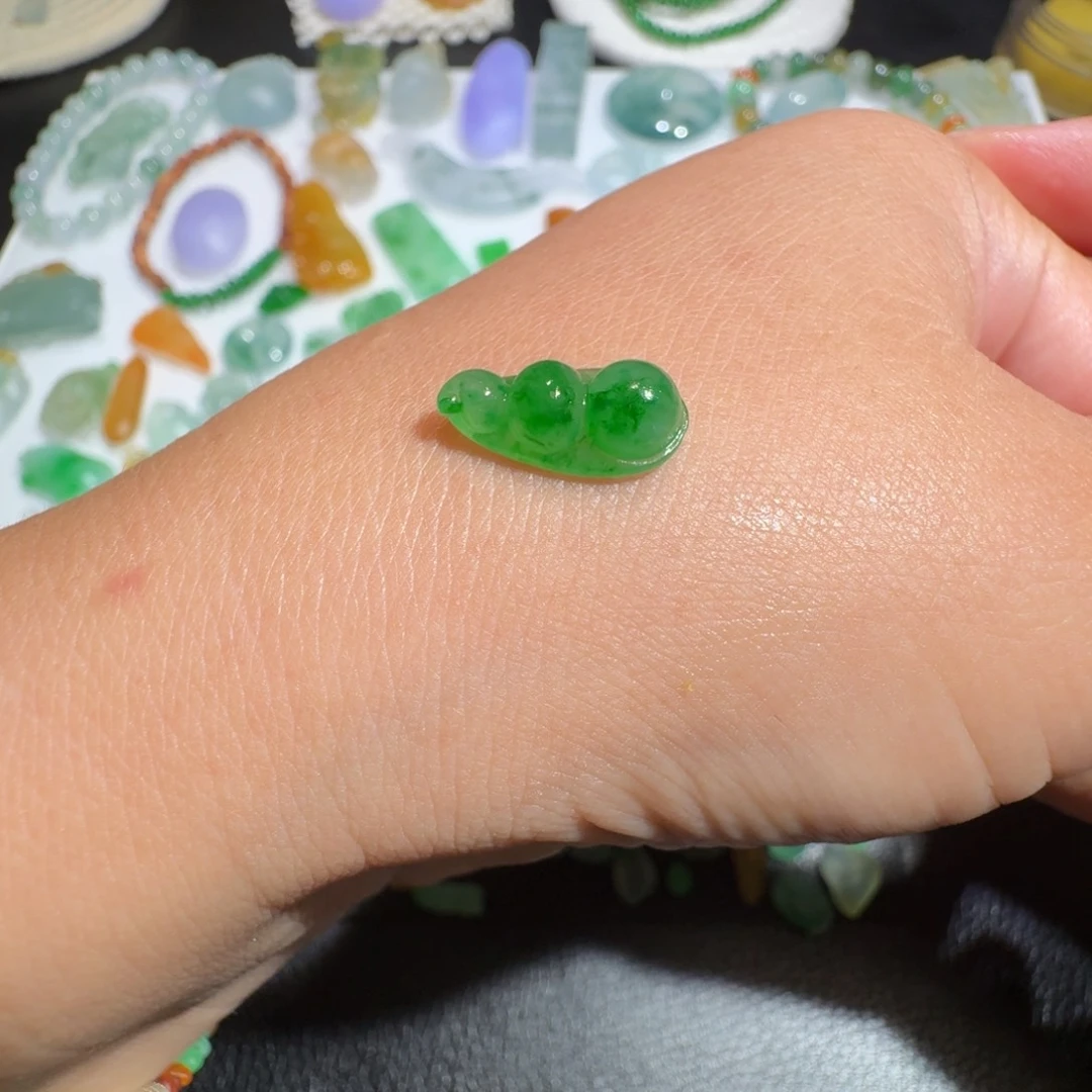 定制翡翠未镶嵌喵****?冰辣绿福豆
