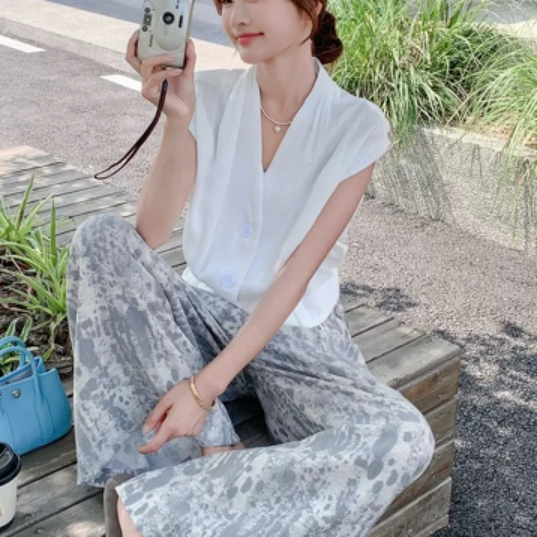 洋气时髦气质麻棉V领上衣