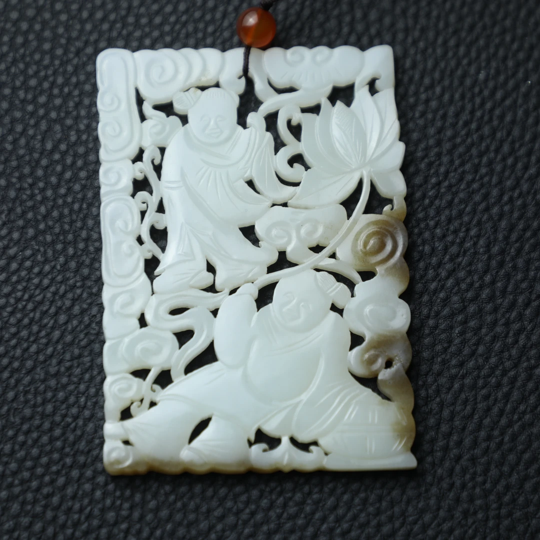 TCWWA08035清晚和田白玉持荷童子镂空牌