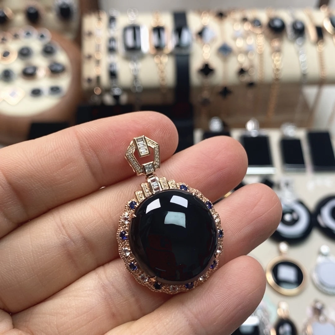 颈饰18K金镶嵌翡翠