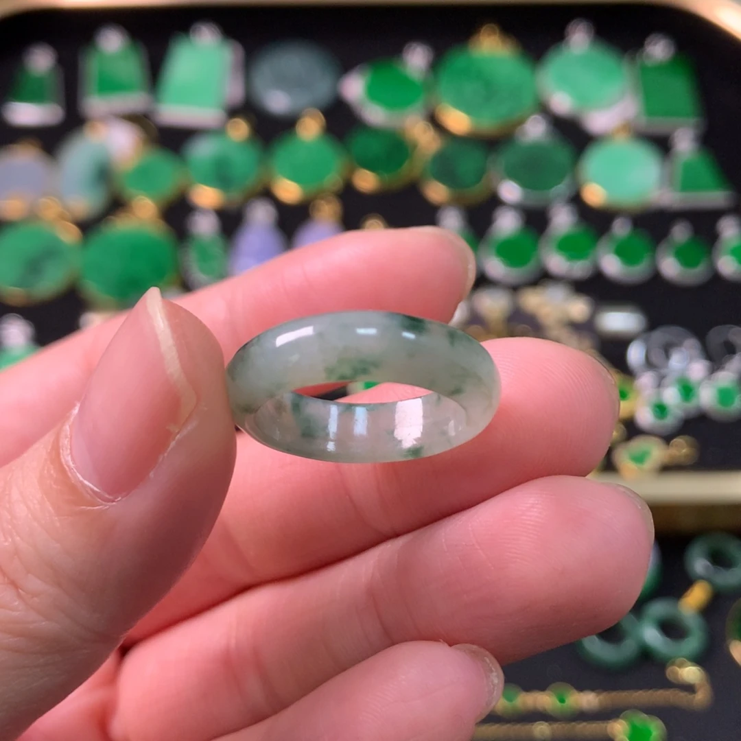 翡翠未镶嵌戒指有纹裂