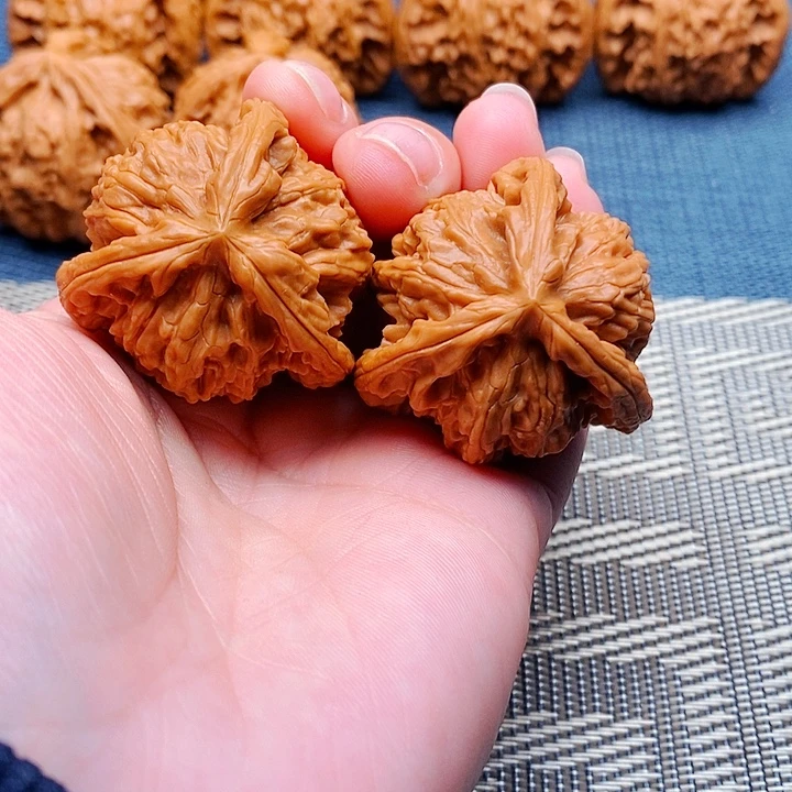 一***鸟文玩核桃吊坠三棱