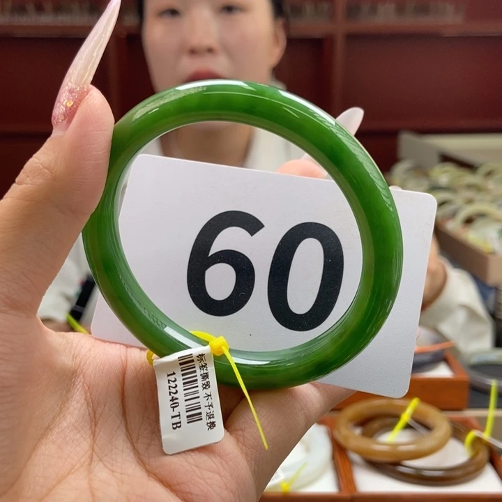 【闪购商品】未镶嵌手镯和田玉无黑碧玉带冰猫！！