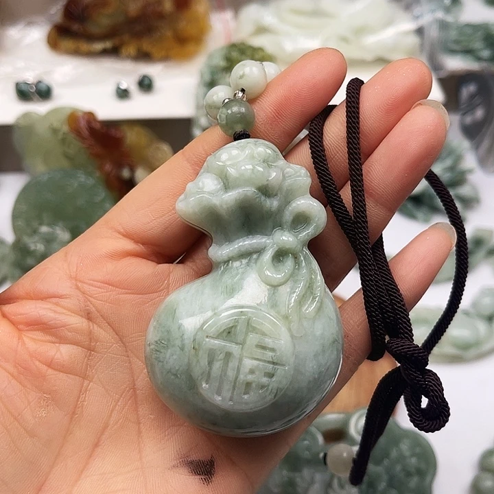 透闪石-蛇纹石玉未镶嵌颈饰