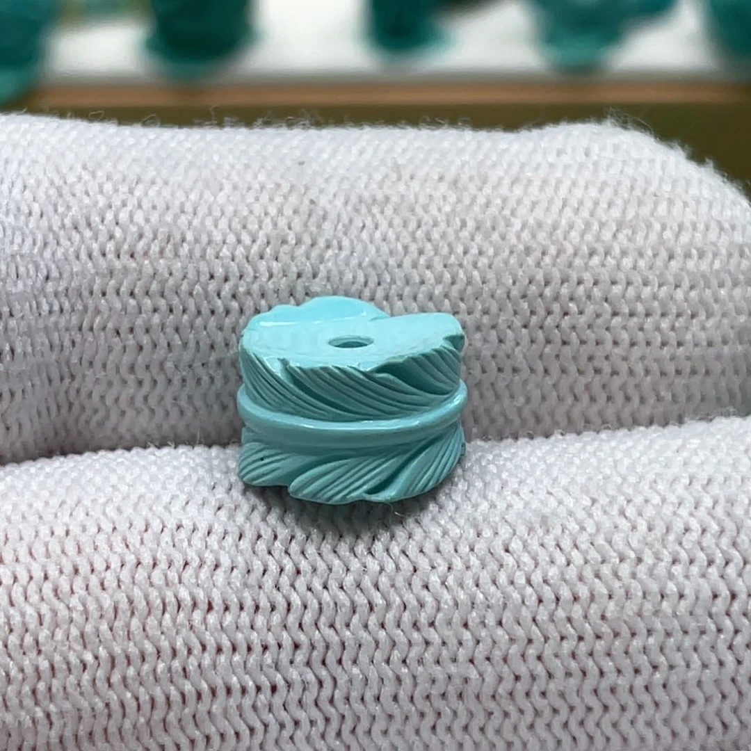 毛***生绿松石未镶嵌颈饰