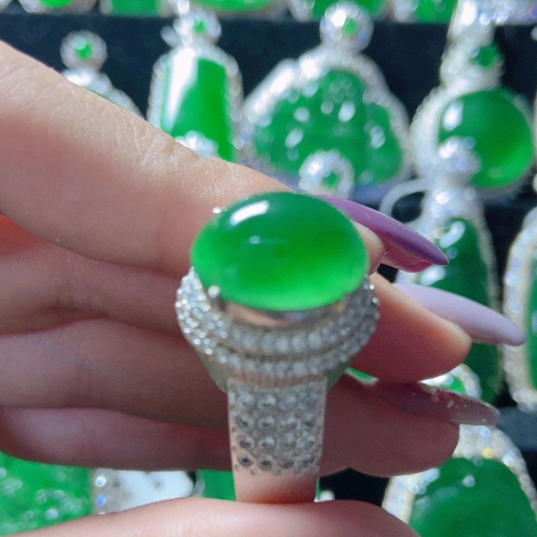 翡翠未镶嵌颈饰189。