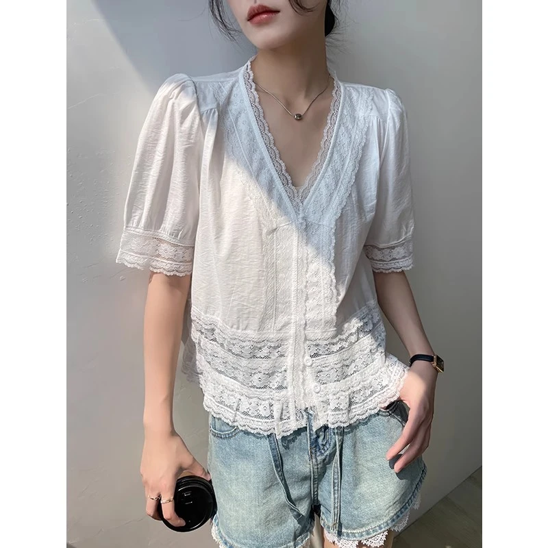 白色蕾丝拼接v领短袖衬衫女夏季2025新款休闲衬衣宽松上衣设计感