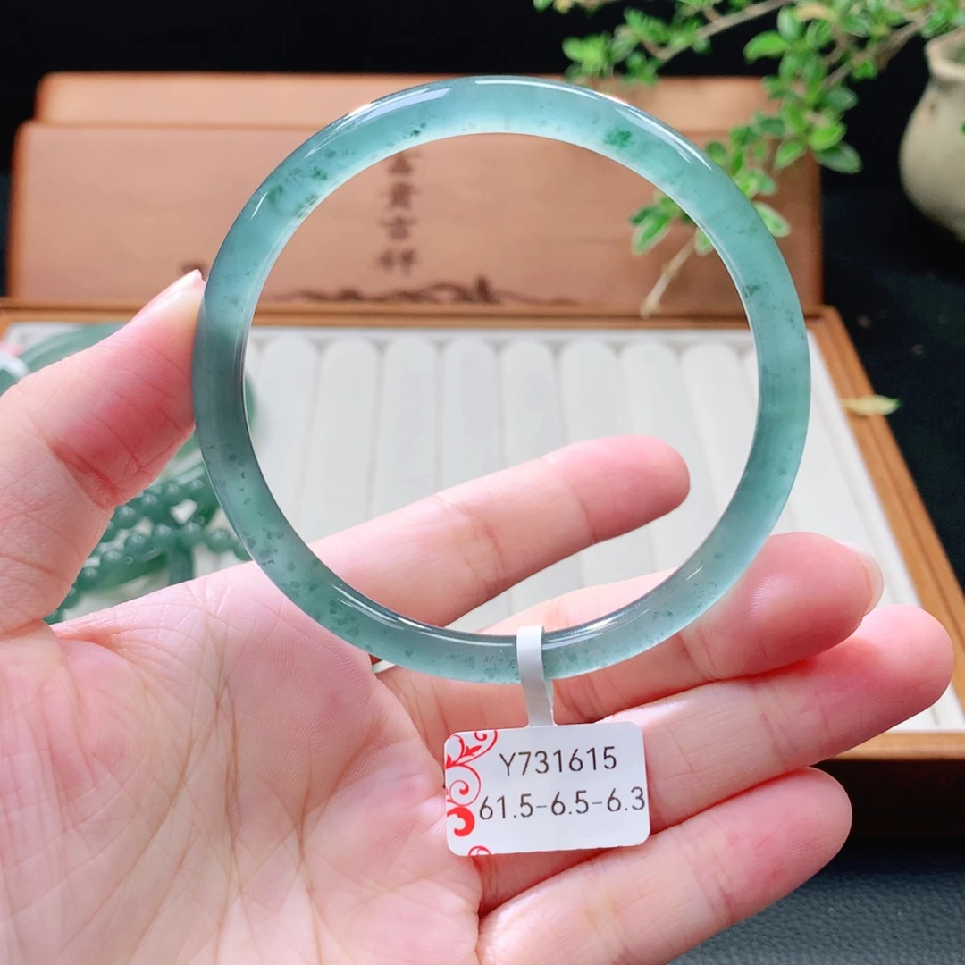 未镶嵌手镯（圆镯）翡翠