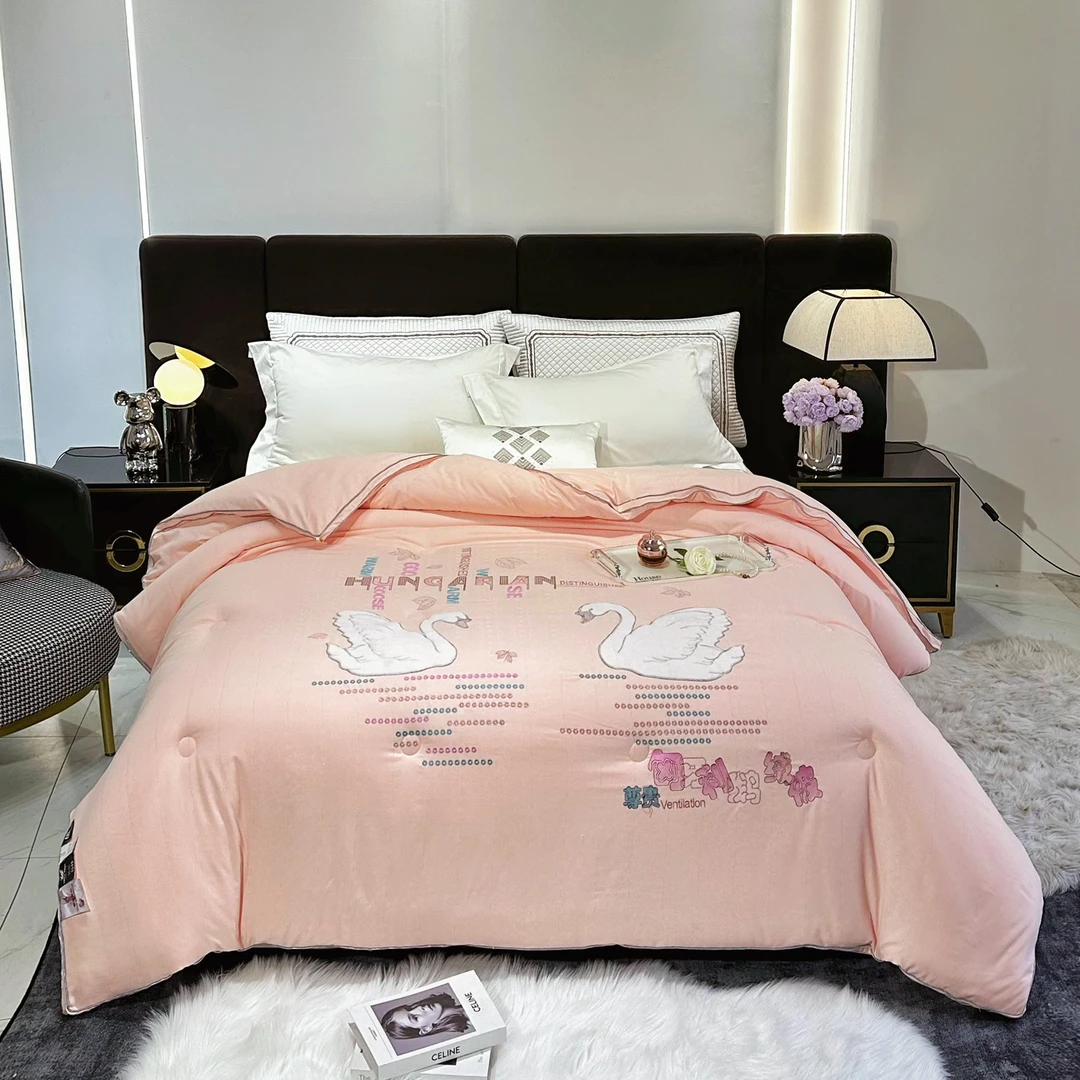 【宝艾轻奢】高端超柔亲肤刺绣提花保暖冬被-天鹅湖/粉色-