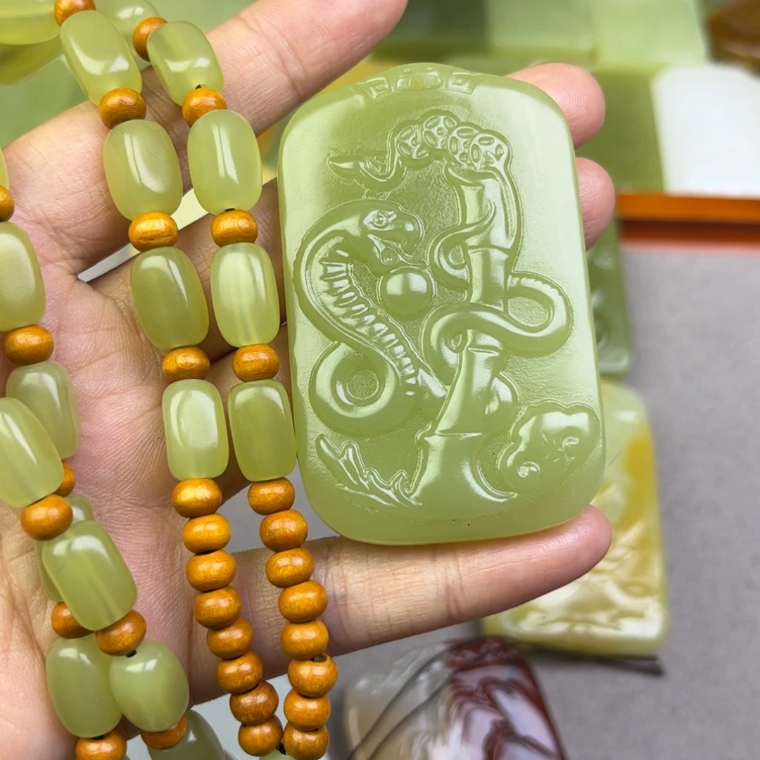 新疆昆仑山料蛇牌