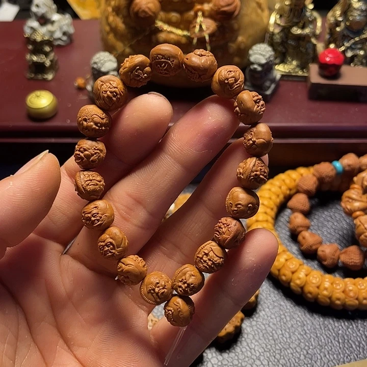 龙纹桃核雕刻双面罗汉