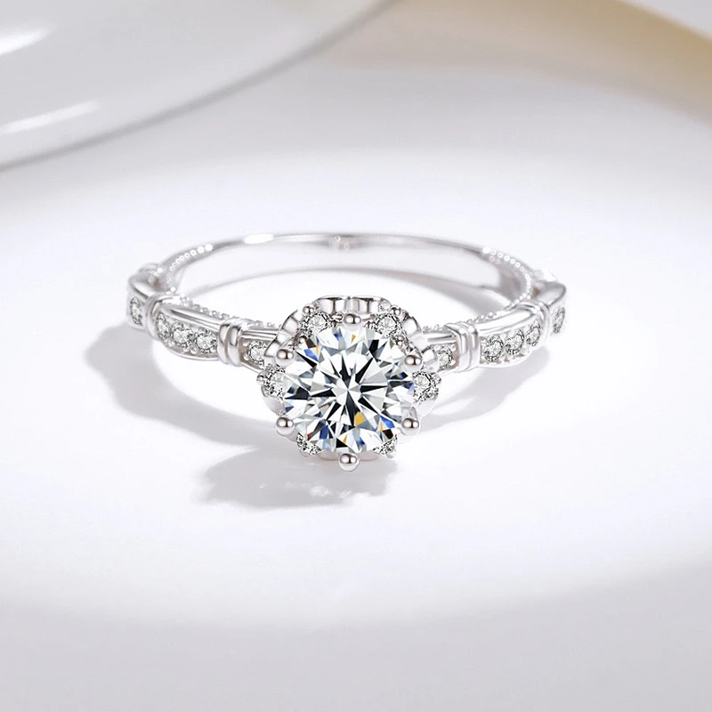 925银莫桑石银制品 【在逃公主】时尚经典简约素结婚合成碳硅石戒指