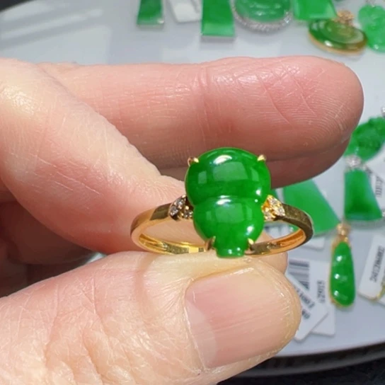 颈饰18K金镶嵌翡翠