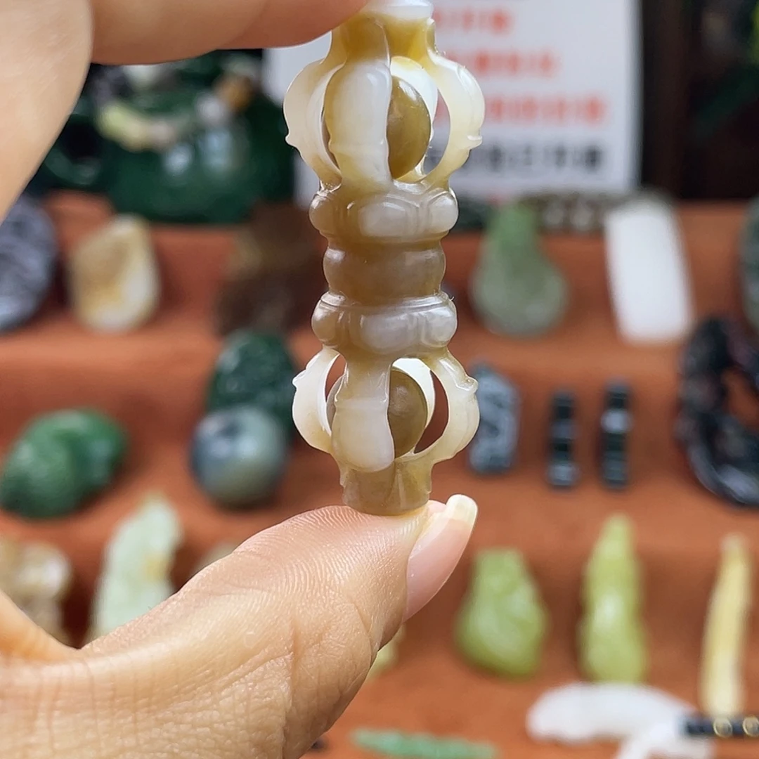和田玉未镶嵌颈饰俄糖白油润金刚铃