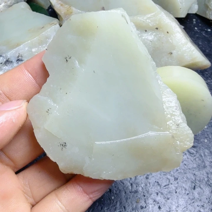 年***熊和田玉（糖玉）未镶嵌珠宝奇石