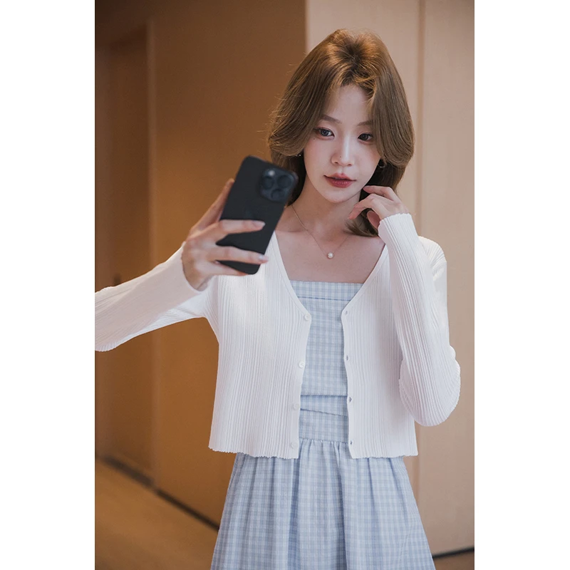 小谷粒白色针织衫女2025年夏季新款长袖修身高级感薄款防晒短上衣