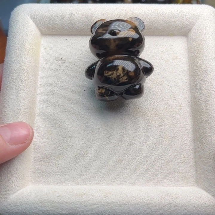 琥珀未镶嵌颈饰熊