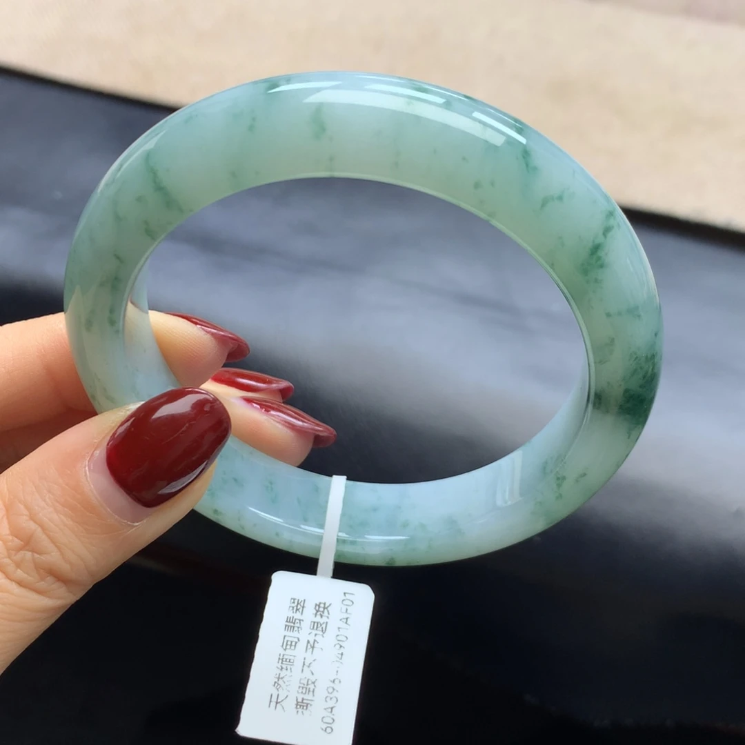 翡翠未镶嵌手镯润。     大圈