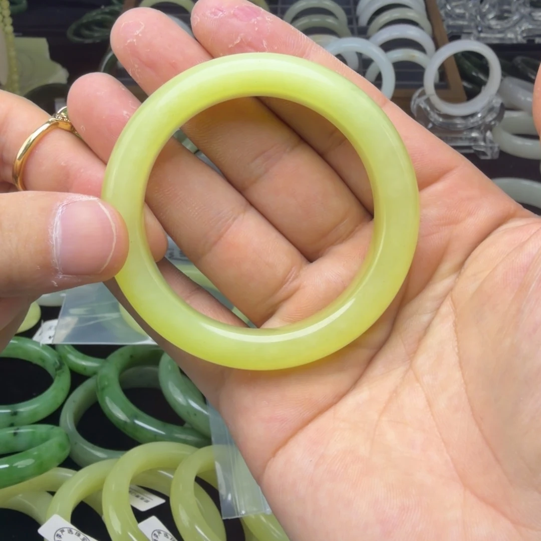 ****好和田玉未镶嵌手镯