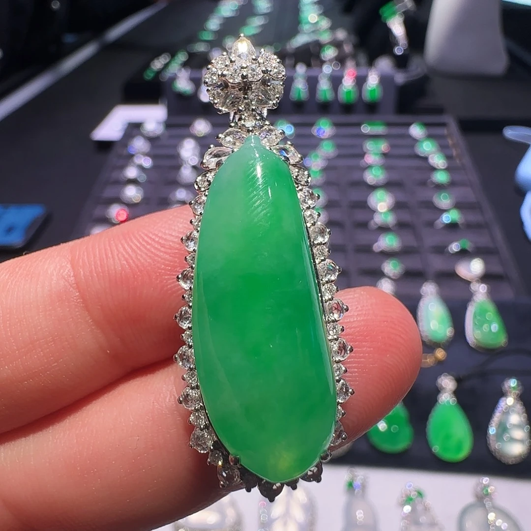 翡翠18K金镶嵌颈饰吊坠