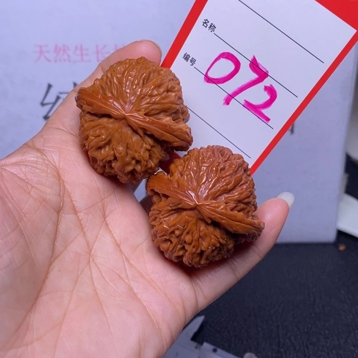 文玩核桃把件072，42白狮子色差