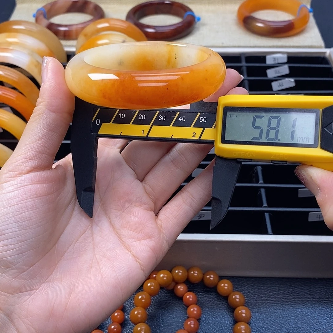 未镶嵌石英质玉（黄龙玉）手镯16号