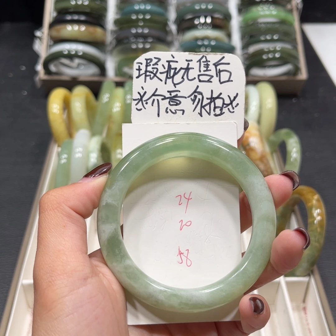 蛇纹石玉未镶嵌手镯