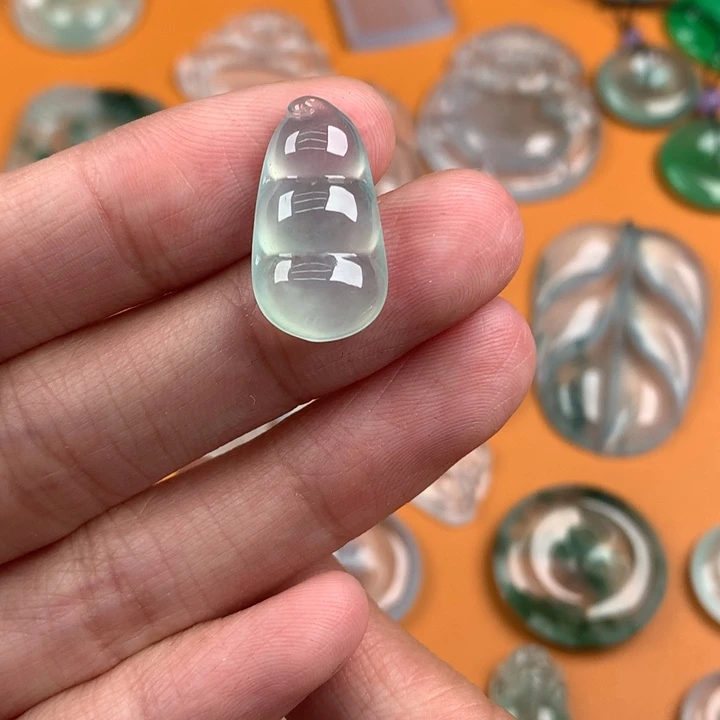 翡翠挂件未镶嵌….