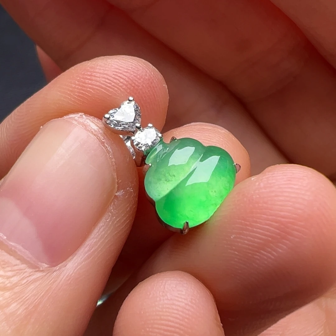 翡翠18K金镶嵌颈饰Y胖嘟嘟炸光葫芦