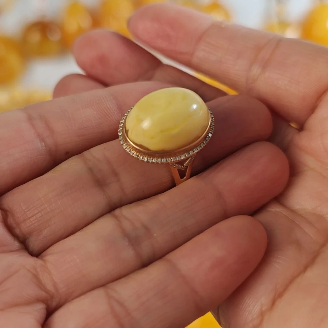 18K金镶嵌蜜蜡戒指