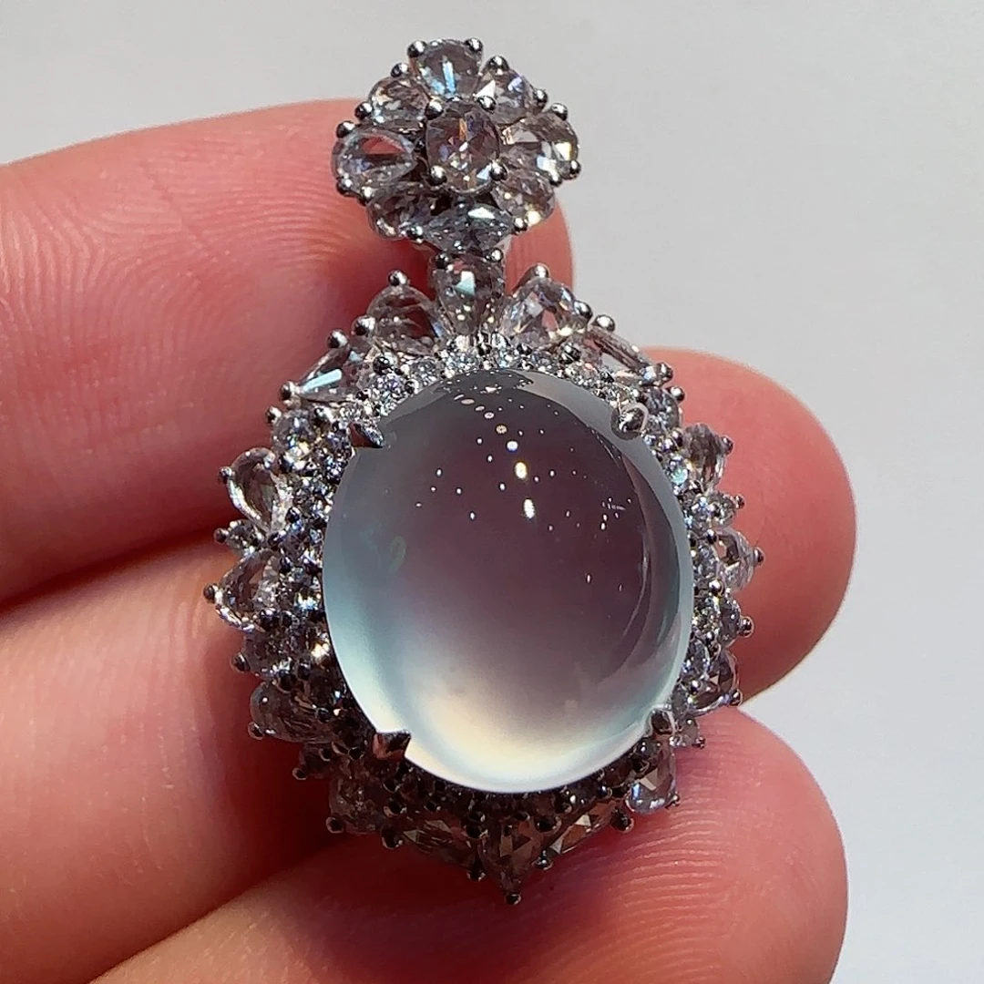 翡翠18K金镶嵌颈饰吊坠