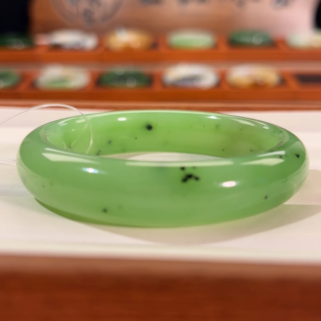 和田玉未镶嵌手镯  「猕猴桃 果绿」