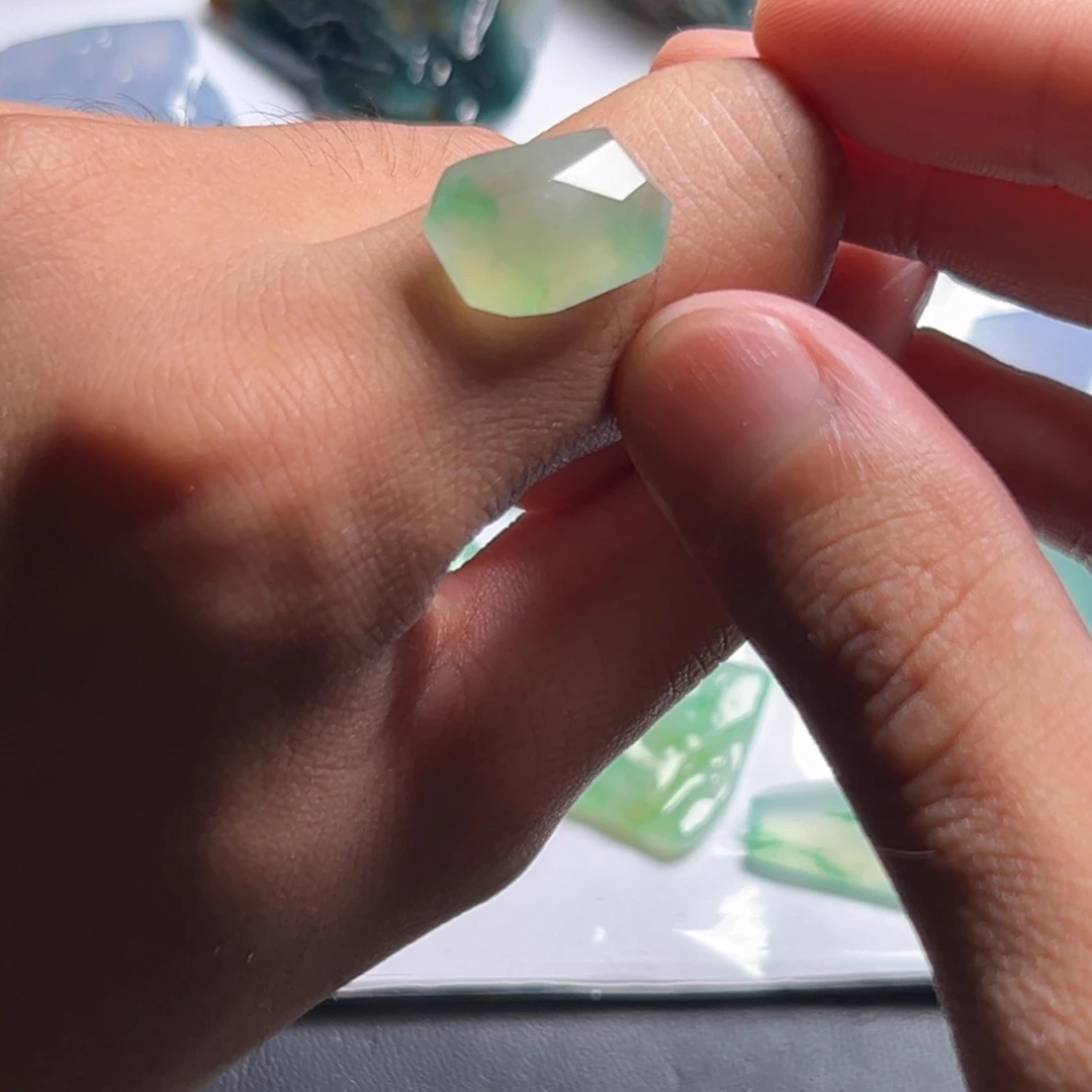定制翡翠未镶嵌冰种 阳绿色飘花 起光 锁骨链