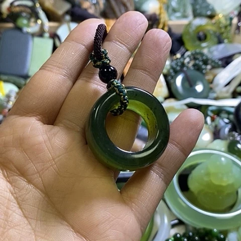 岫玉未镶嵌颈饰一个