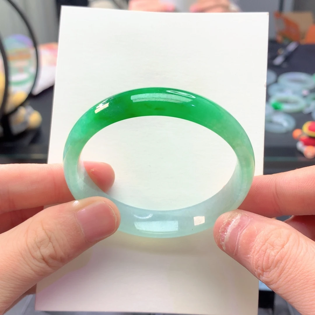 翡翠未镶嵌手镯半山水飘绿