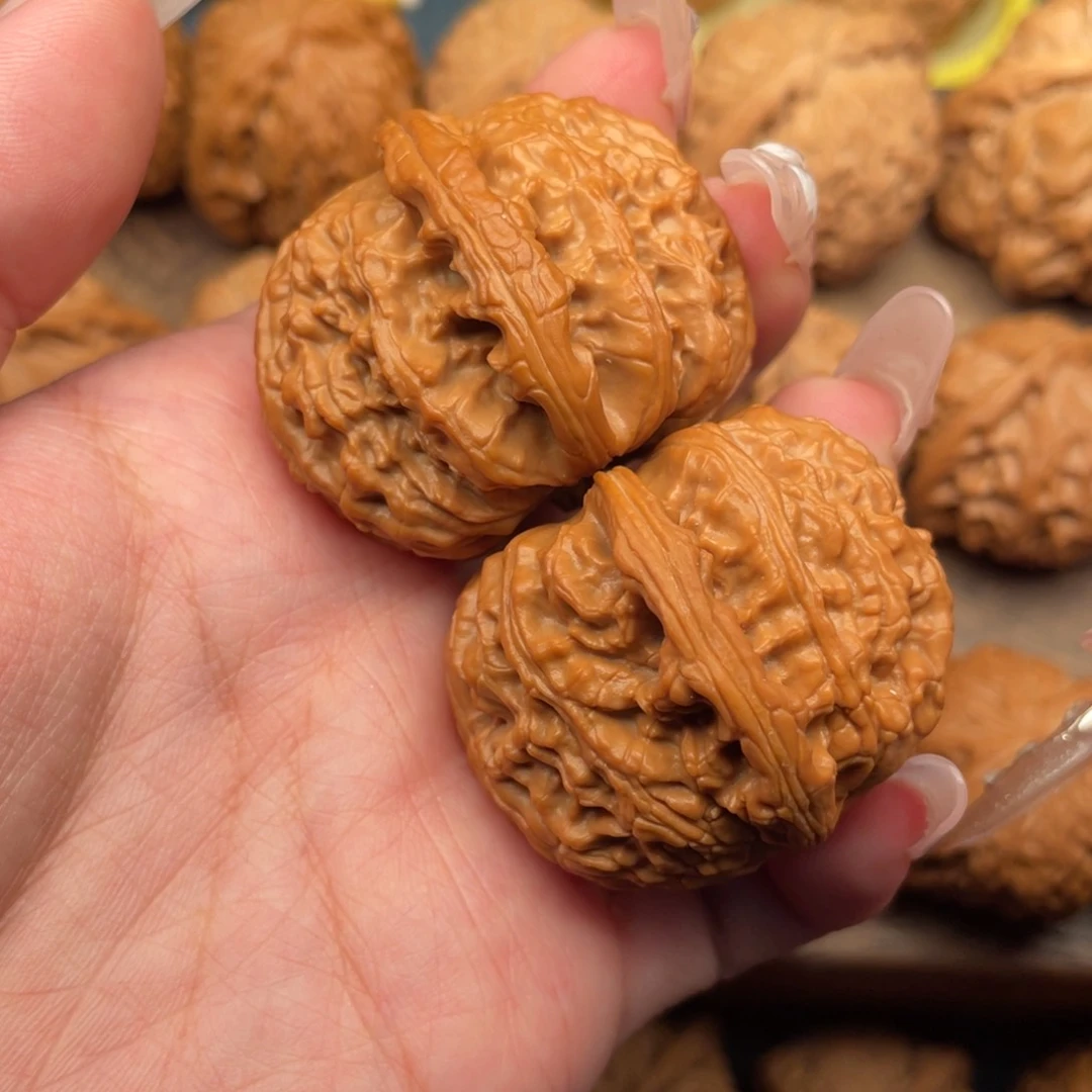 文玩核桃吊坠红皮满肉球白42.5