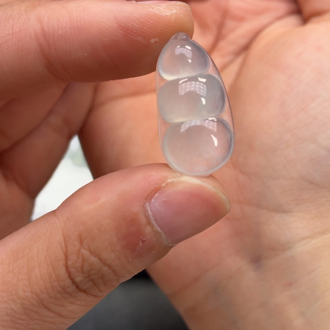 翡翠18K金镶嵌颈饰豆子玻璃底