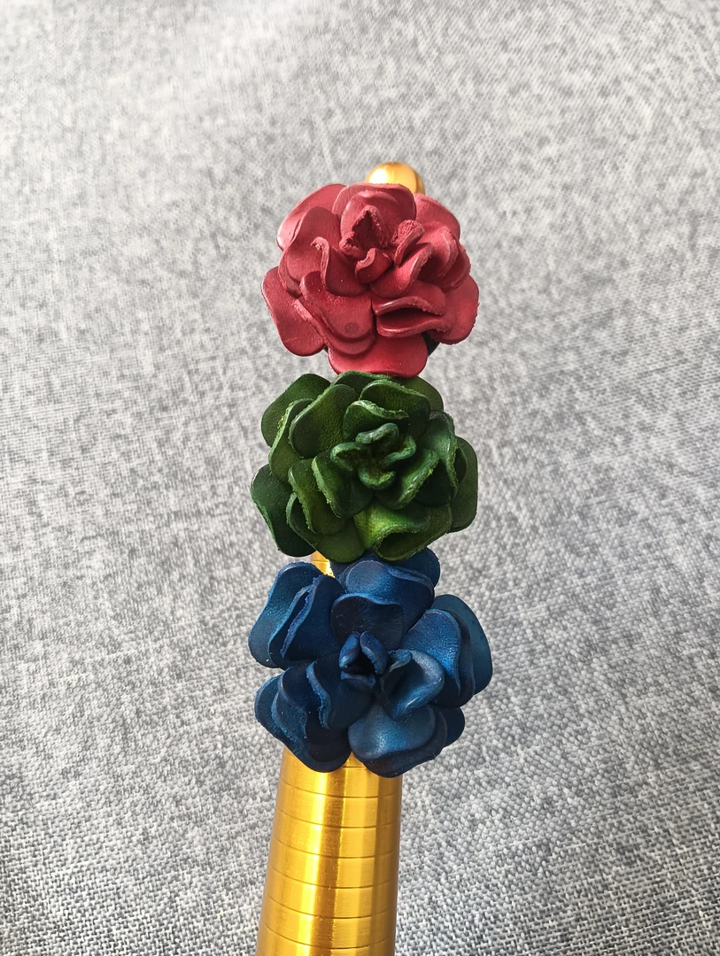 植鞣牛皮戒指花，蓝绿红三种颜色。