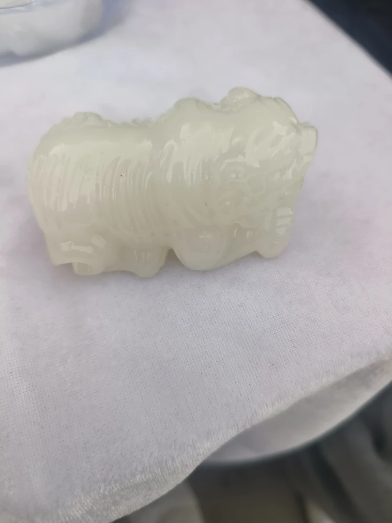 老虎白玉挂件色泽鲜艳