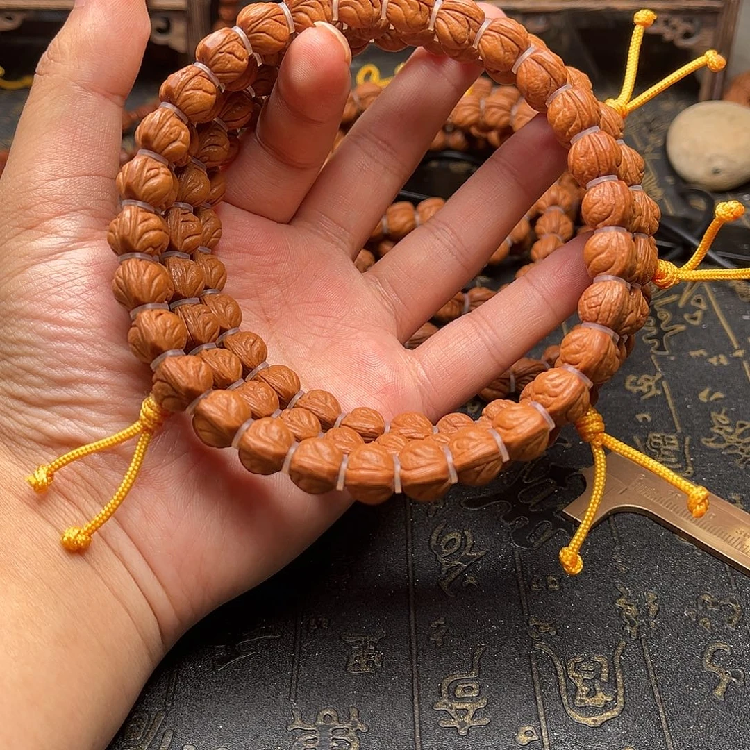 吊坠桃核玉龙手持