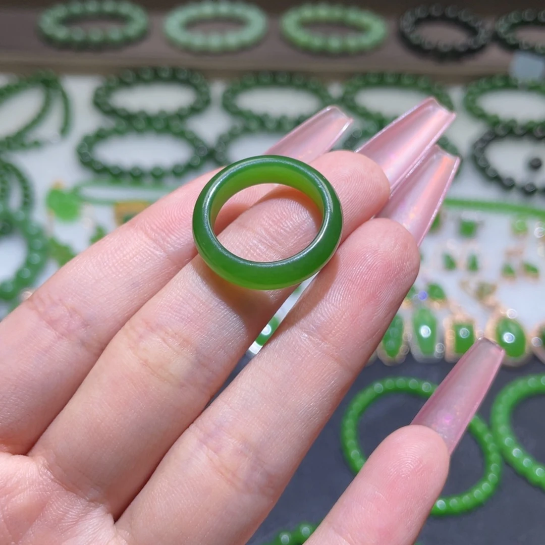 小***伤和田玉戒圈未镶嵌碧玉阳绿 18.3 5.8 3.7