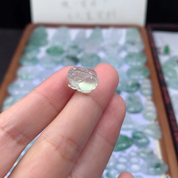 颈饰未镶嵌翡翠高冰貔貅