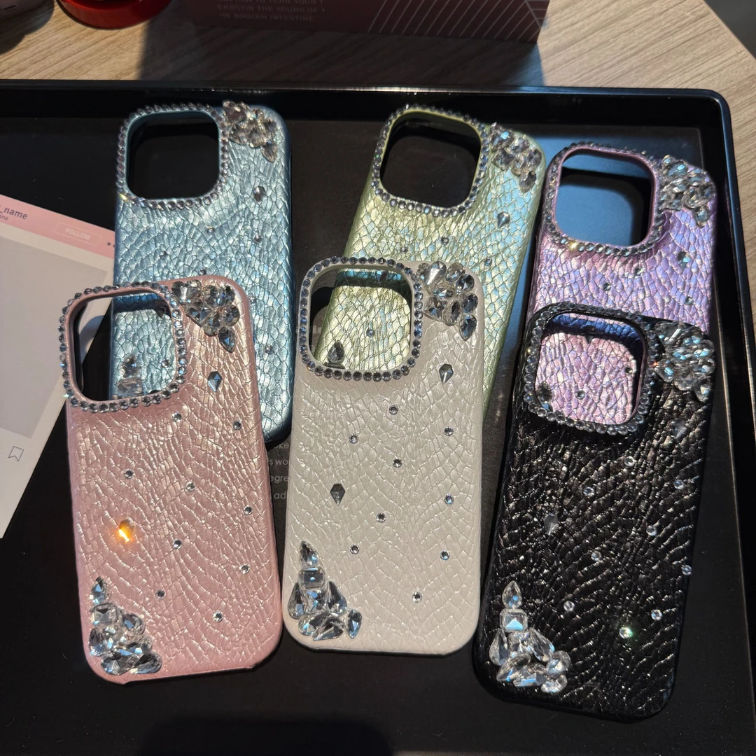 简约奢华蛇皮纹对角堆钻适用于iPhone16pro手机壳15半包14防摔13