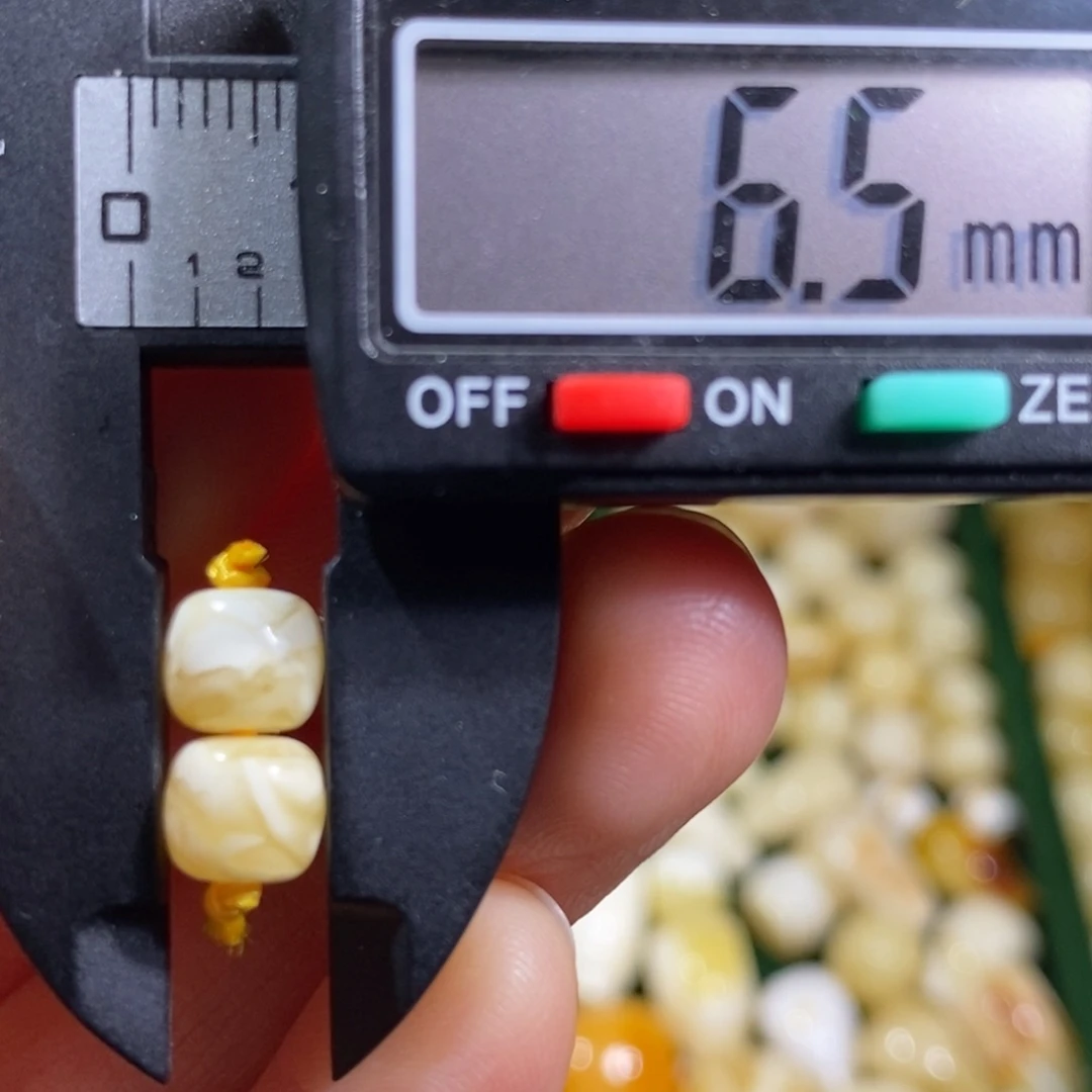 蜜蜡未镶嵌裸石微瑕