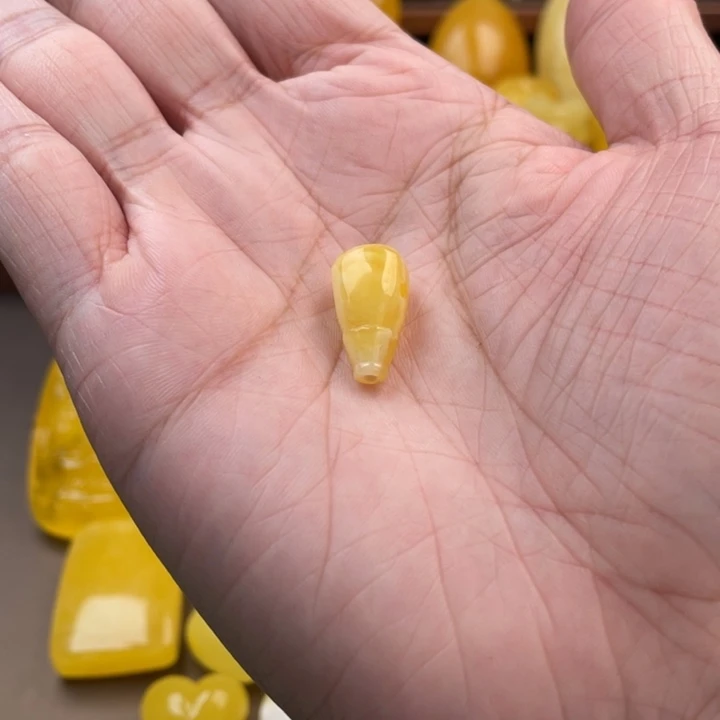 琥珀未镶嵌颈饰如图