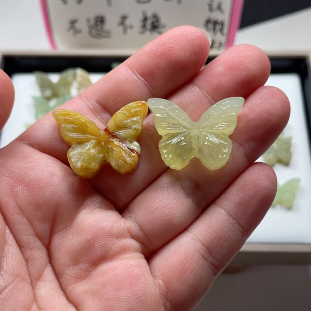 咪***哞未镶嵌蛇纹石玉颈饰