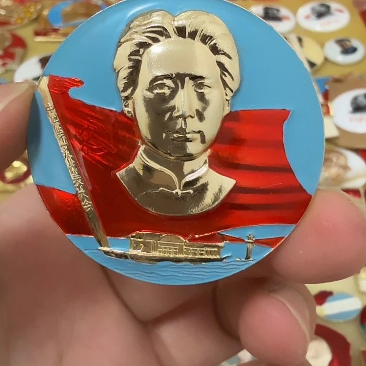 静****铝毛爷爷像章，万岁