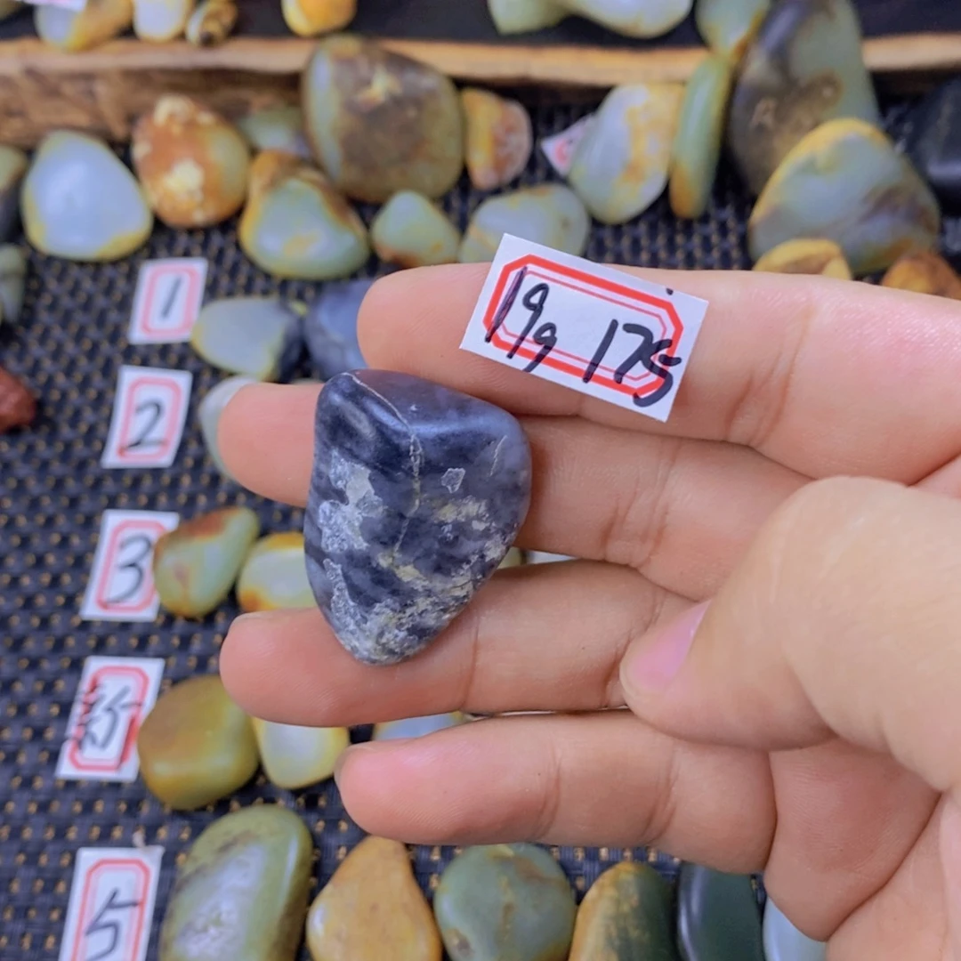颈饰未镶嵌和田玉（糖玉）