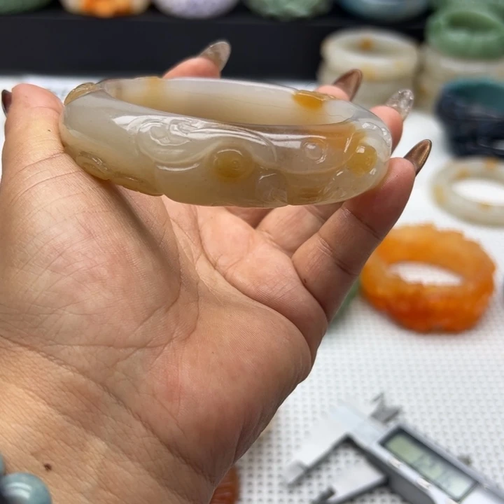 未镶嵌手镯石英岩玉梅**莎